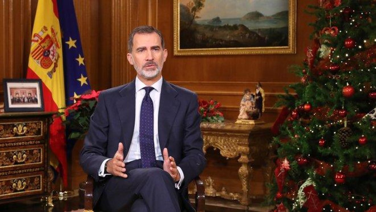 Felipe VI, en el salón de Audiencias del Palacio de la Zarzuela, durante el discurso de esta Nochebuena.-CASA DE SM EL REY