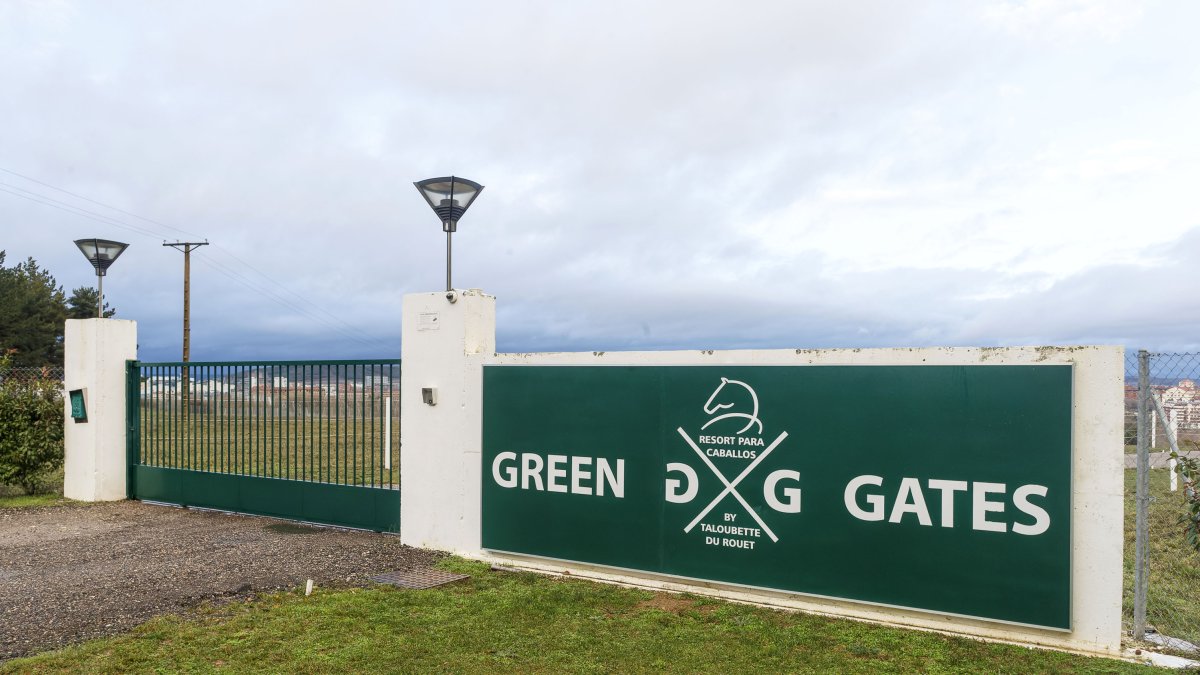Imagen de la entrada del hotel para caballos 'Green Gates'. SANTI OTERO