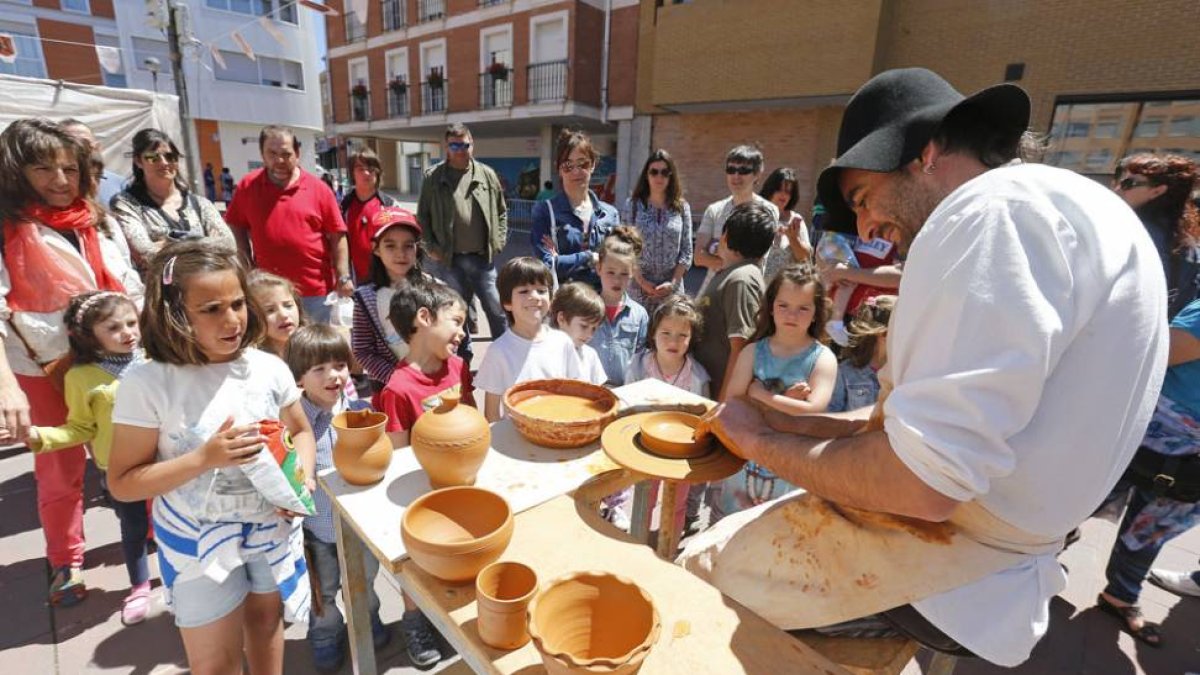El alfarero atrajo la mirada de grandes y pequeños durante la mañana en la plaza de la Cecina, donde instaló su torno.-Raúl Ochoa