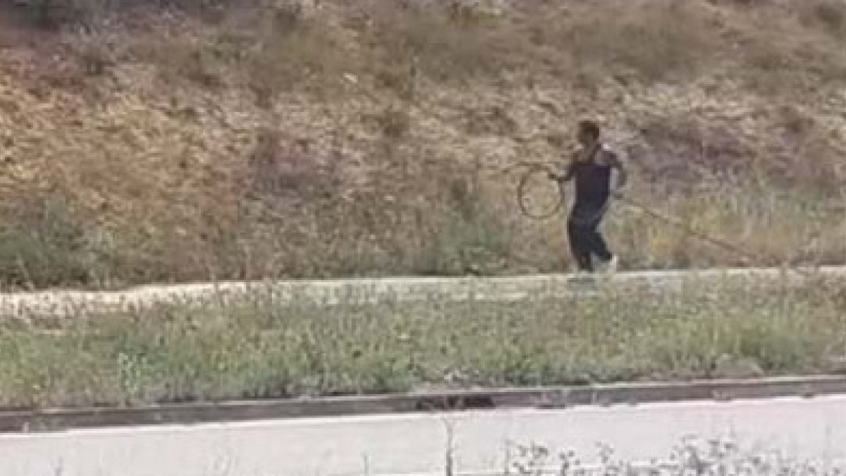 Imagen del detenido con cable del alumbrado en la mano. POLICÍA NACIONAL.