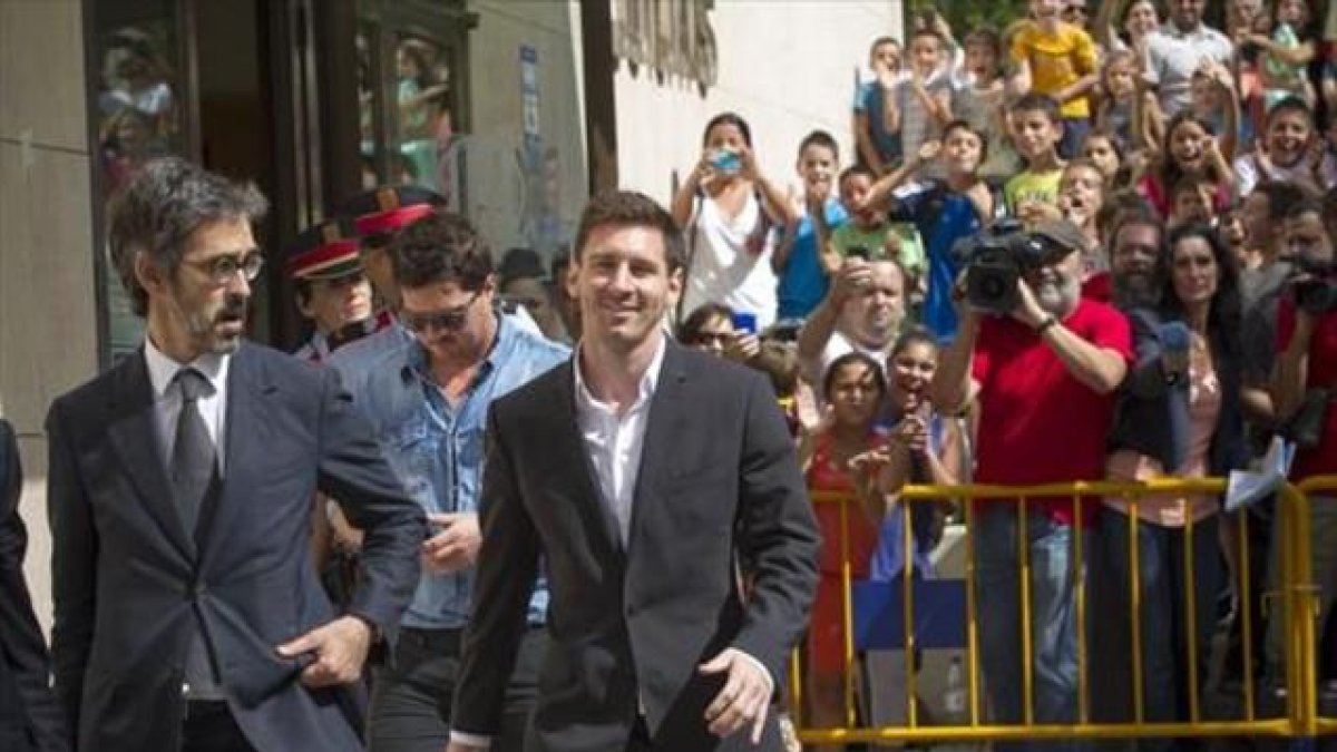 Messi sale del juzgado de Gavá, junto a su abogado y su hermano Rodrigo.-JOAN CORTADELLAS