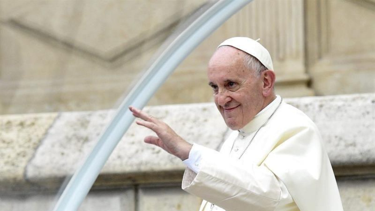 El papa Francisco saluda a los fieles tras una reunión con obispos polacos en la catedral de Wawel en Cracovia.-EFE/JACEK TURCZYK