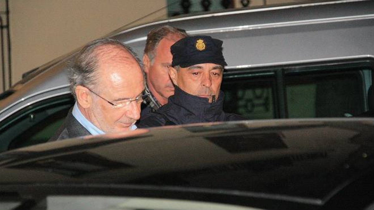 La Guardia Civil ha trasladado a la secretaria de Rodrigo Rato, Teresa Arellano Carpintero, desde los calabozos de Tres Cantos hasta los juzgados de Plaza Castilla para que pase a disposición judicial.-ACN / VÍDEO: ATLAS