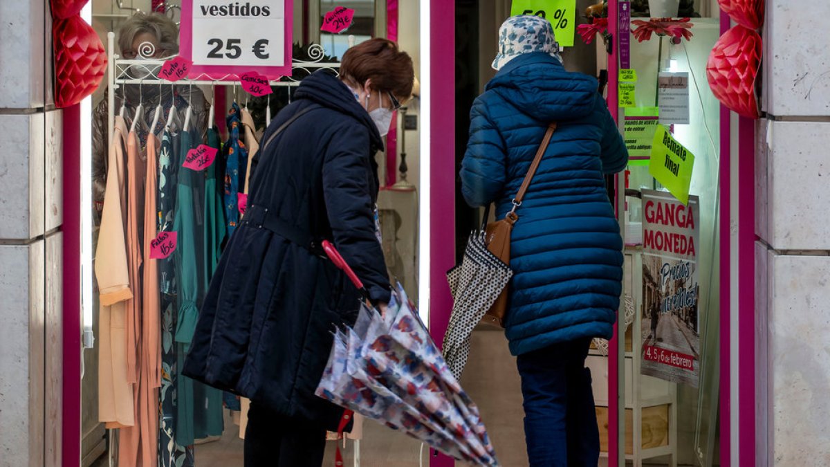 Dos mujeres entran en un pequeño comercio de la capital burgalesa. ECB