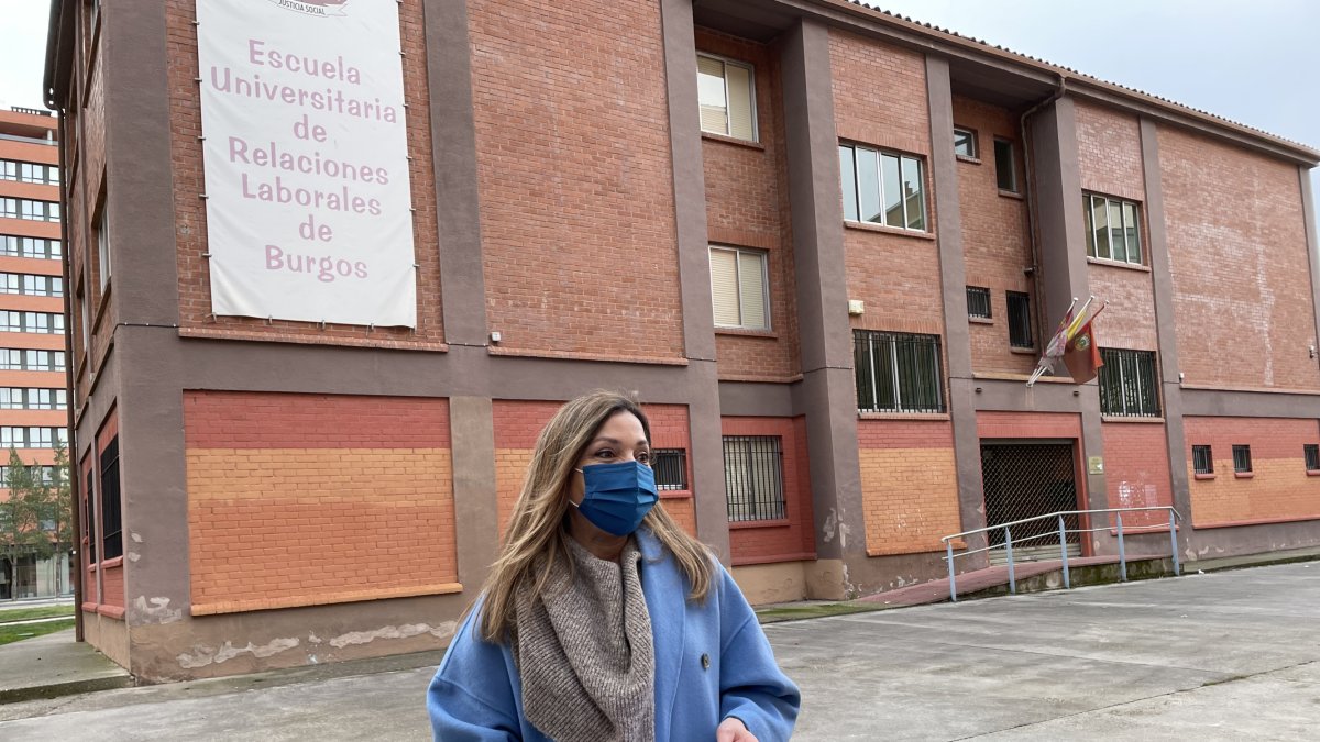 La portavoz municipal del PP, Carolina Blasco, en el exterior del edificio de Relaciones Laborales.