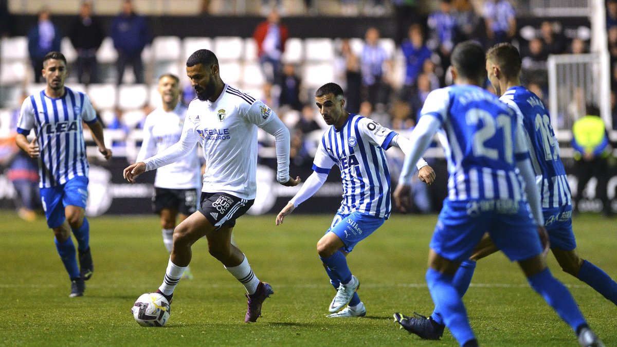 Mourad supera a la zaga babazorra en el partido de la primera vuelta disputado en El Plantío. ECB