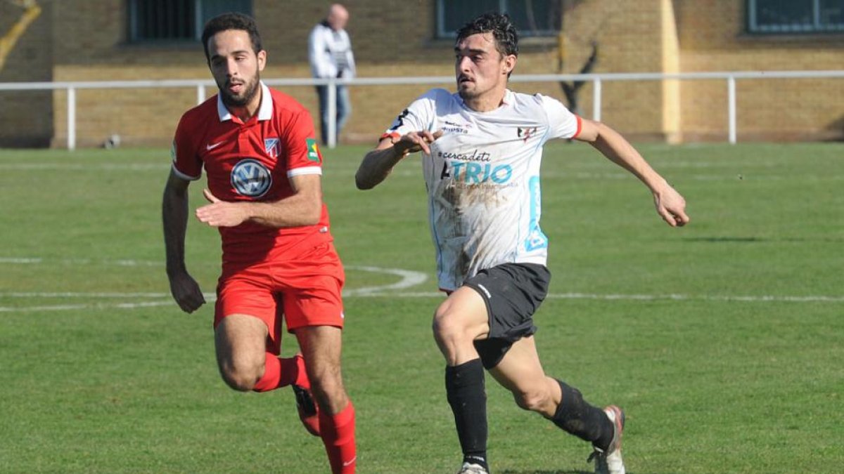Bruju persigue en balón en carrera con un defensor del Santa Marta en el duelo de ayer en Pallafría-Israel L. Murillo