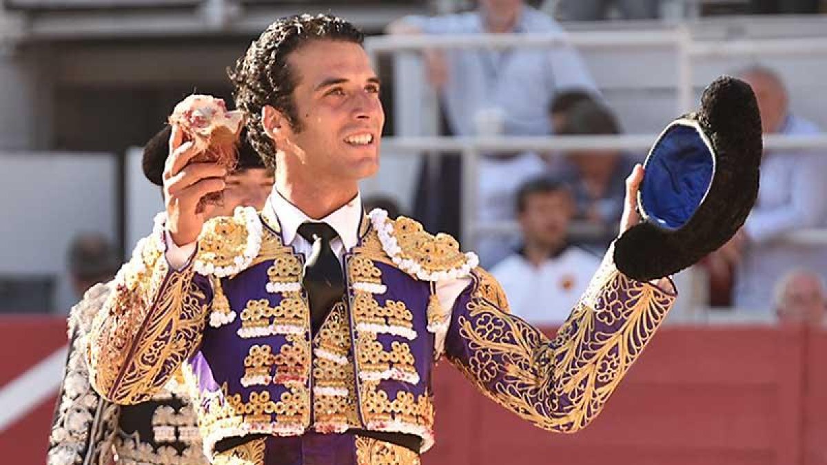 Morenito, en Arlés el pasado lunes, donde paseó una oreja en su primer festejo del año.-ECB