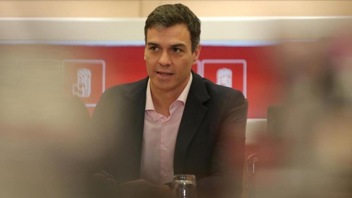 Pedro Sánchez encabeza la reunión permanente del PSOE en Ferraz-/ JOSÉ LUIS ROCA