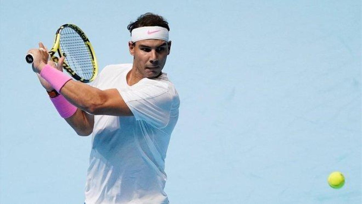 Rafael Nadal devuelve una bola de revés a Stefanos Tsitsipas.-WILL OLIVER (EFE)