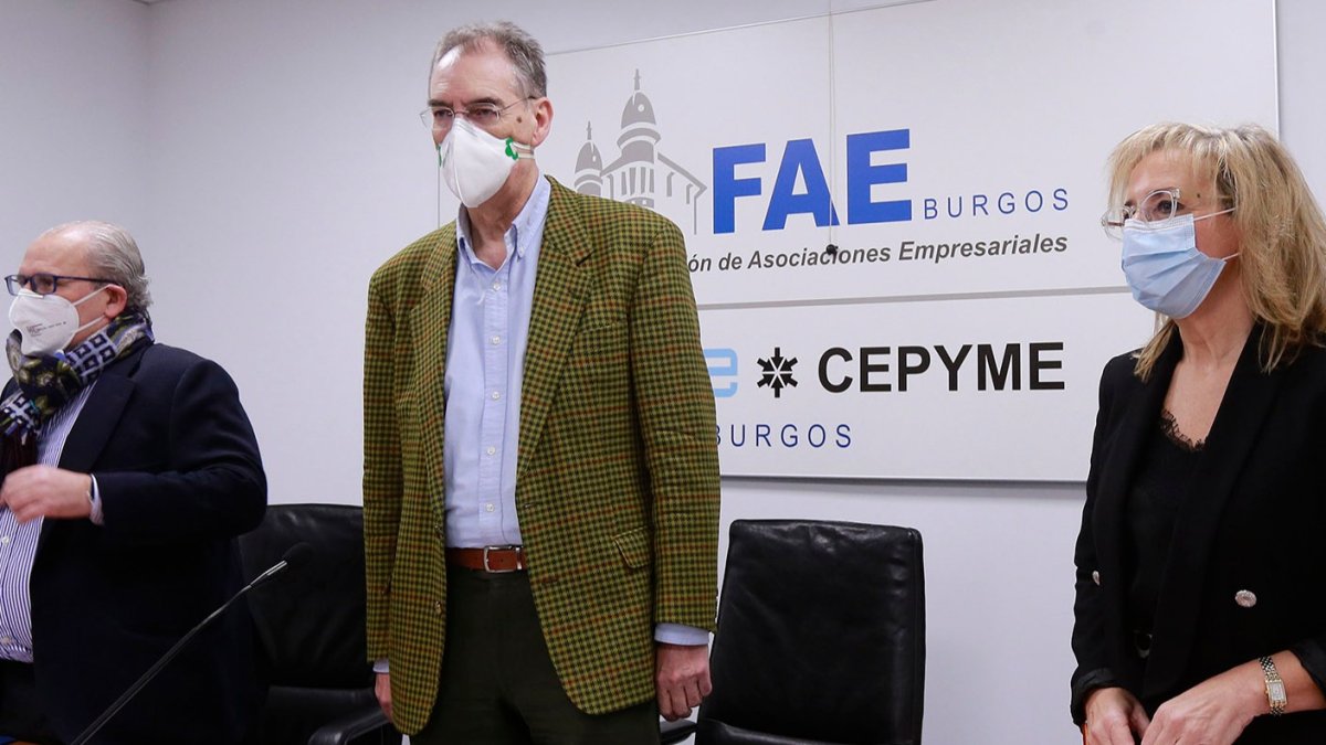 Ignacio San Millán, Miguel Ängel Benavente y Emiliana Molero durante la presentación del balance del año. RAUL G. OCHOA