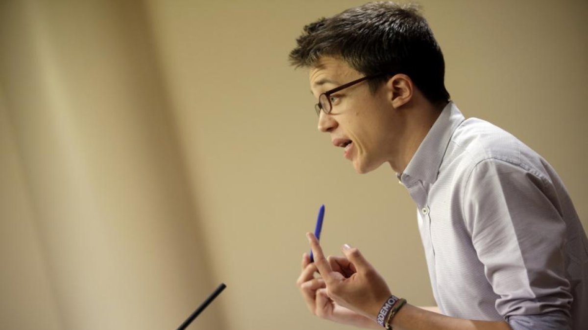 Íñigo Errejón, de Podemos, durante la rueda de prensa posterior a la junta de portavoces en el Congreso de los Diputados.-JOSÉ LUIS ROCA