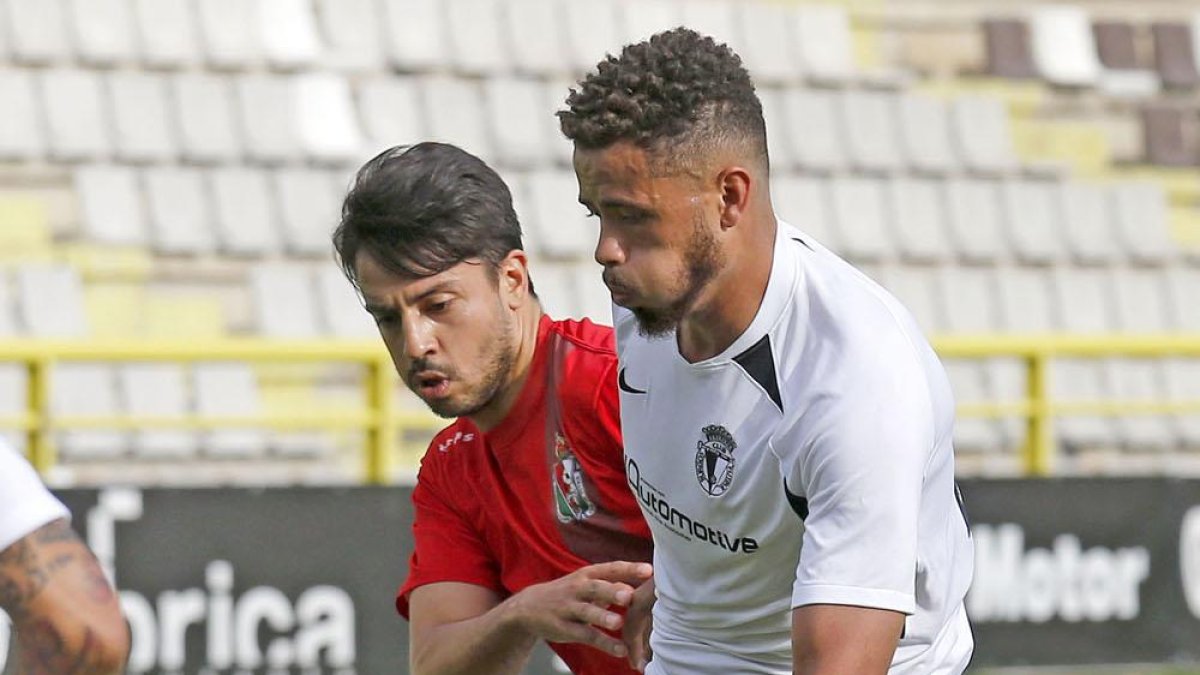 Marcelo Santos protege el balón en el choque contra el Real Burgos.-SANTI OTERO