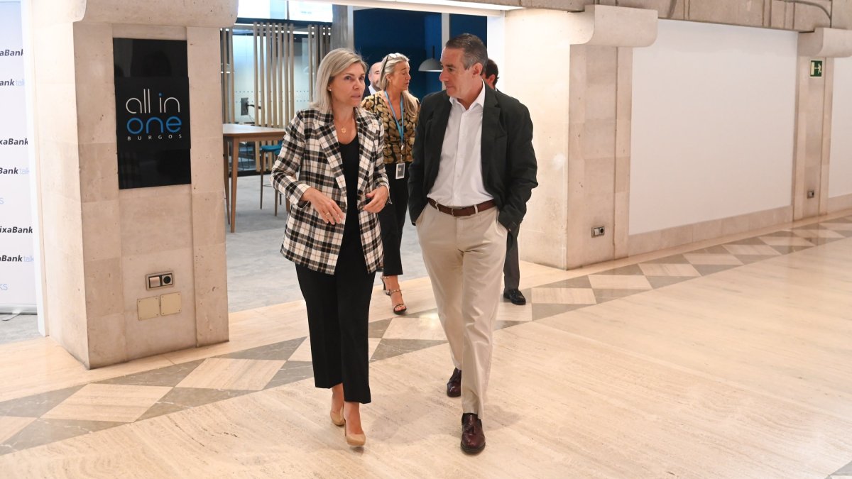 Belén Martín y Juan Antonio Alcaraz caminan por delante de Mónica Santamaría, directora de la ‘all in one’ Burgos. ECB