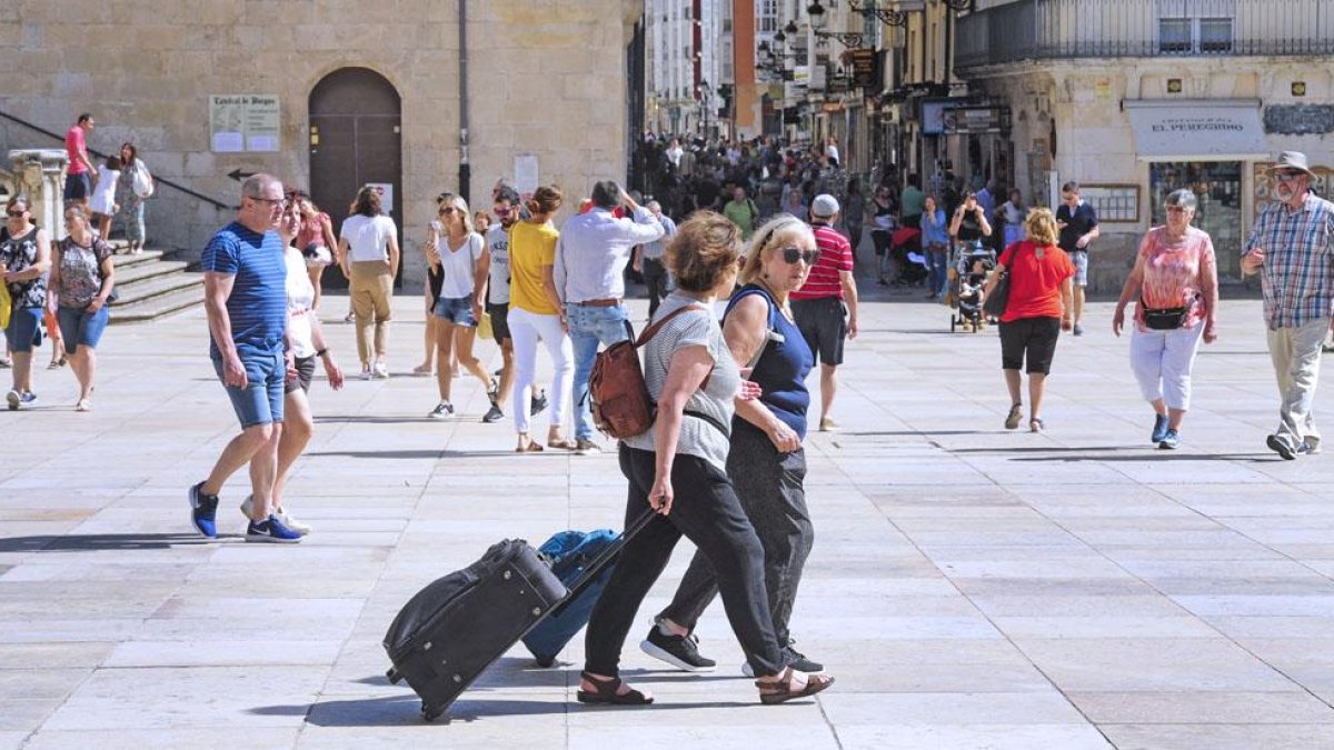Visitantes y burgaleses pasean por la plaza del Rey San Fernando.-ISRAEL L. MURILLO
