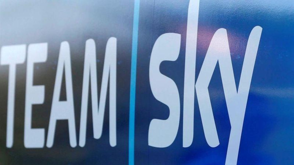 Un autobús con el logo de Team Sky.-EL PERIÓDICO