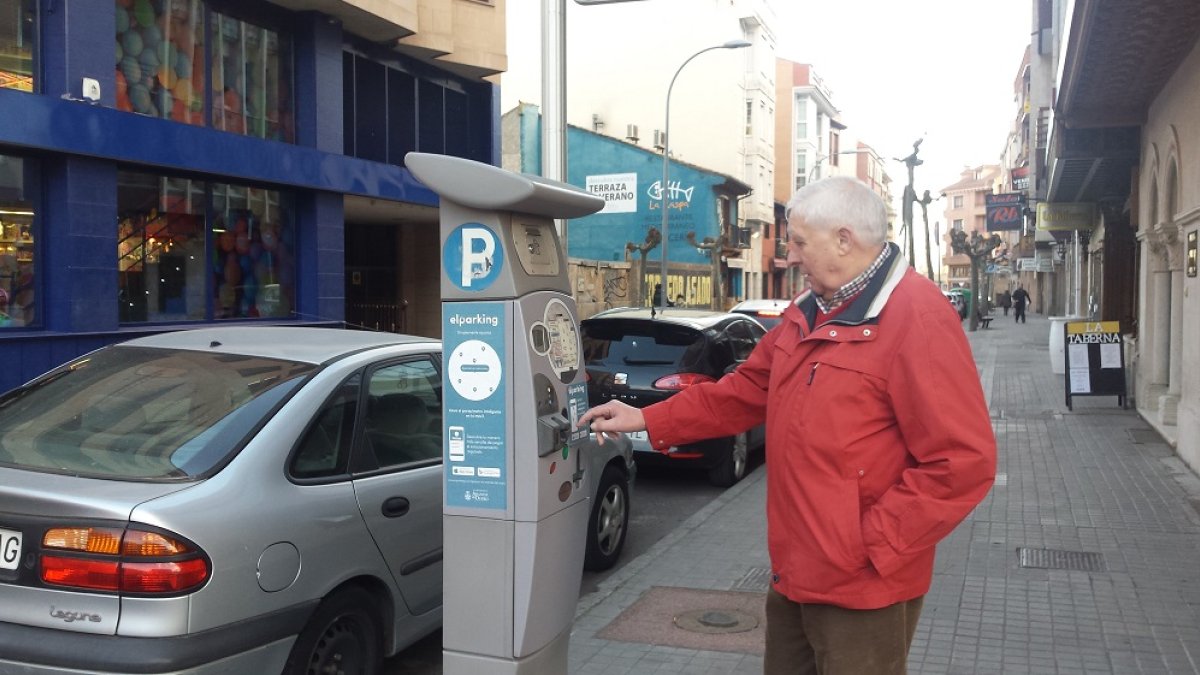 Una persona utiliza una máquina en la zona azul de Aranda. L. V.