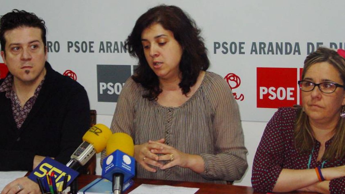 Javier Herrero y Montse Barbadillo junto a la candidata del PSOE (en el centro).-B. C.