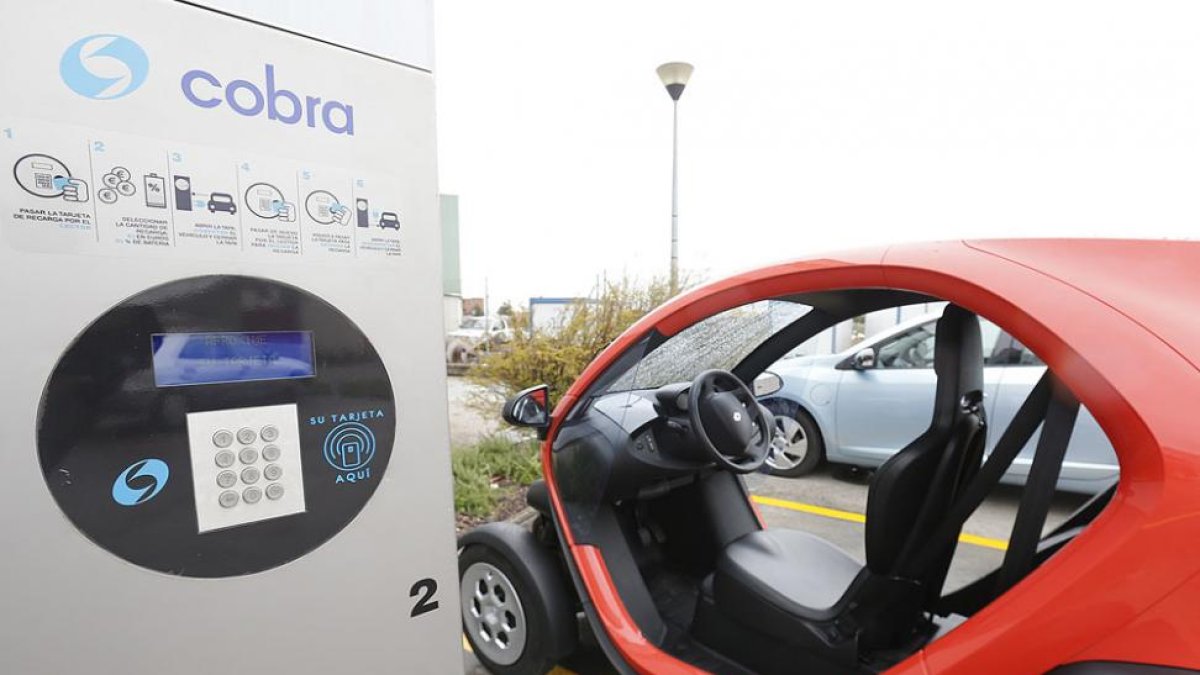 El proyecto innovador Cobra permite recargar varios coches al mismo tiempo.-RAÚL OCHOA
