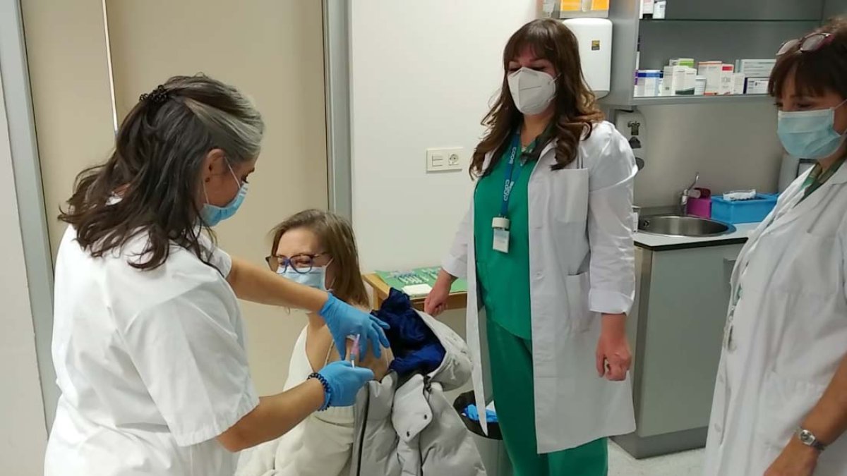 Una enfermera de Urgencias se vacuna en el HUBU. ECB