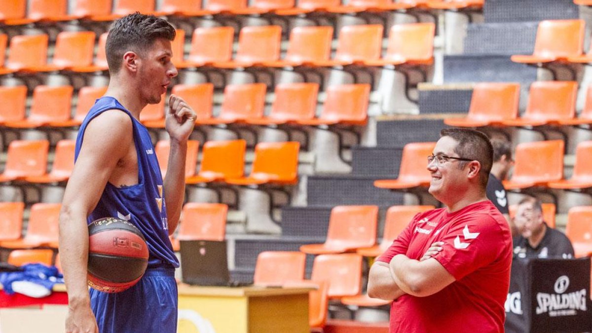 Huskic charla con Epi antes de iniciar su primer entrenamiento de la temporada, ayer, en El Plantío.-SANTI OTERO