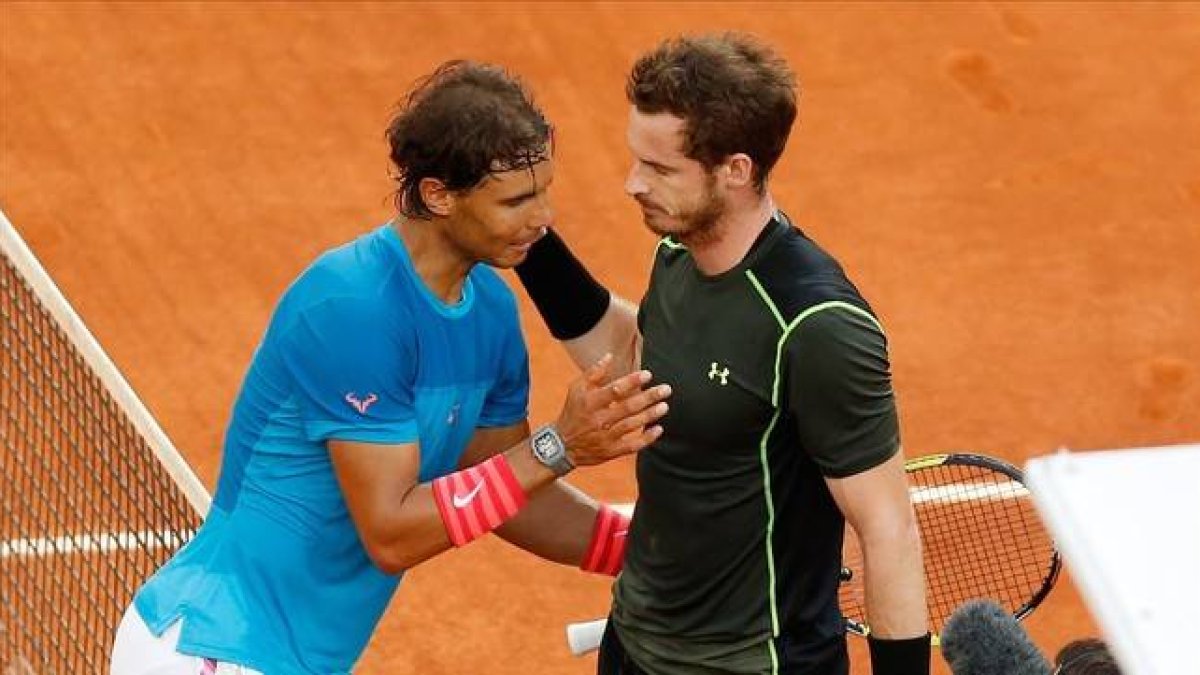 Nadal felicita a Murray tras caer derrotado en la final del Mutua Madrid Open.-AP
