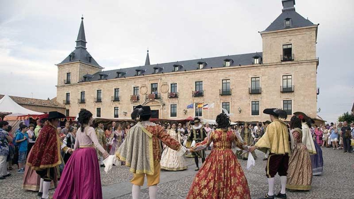 La plaza Mayor de la Villa Ducal, con el parador como testigo de la celebración de la Fiesta del Barroco.-ECB
