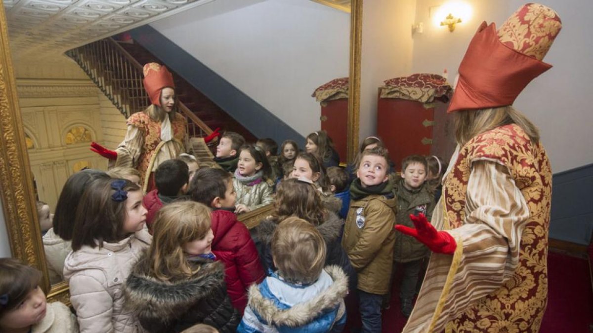 Un grupo de niños visitaba ayer a los emisarios reales para explicarles sus ilusiones de cara a la noche de Reyes.-ISRAEL L. MURILLO