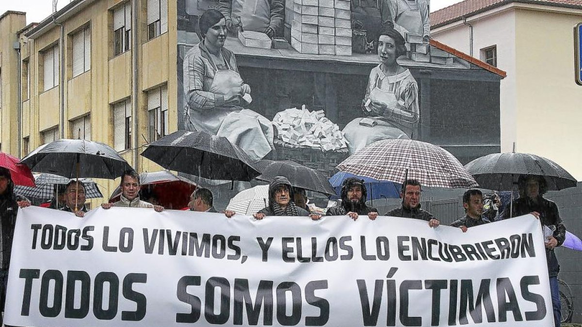 Varios ex alumnos del Seminario La Bañeza, en la manifestación del pasado sábado en Astorga.-ICAL