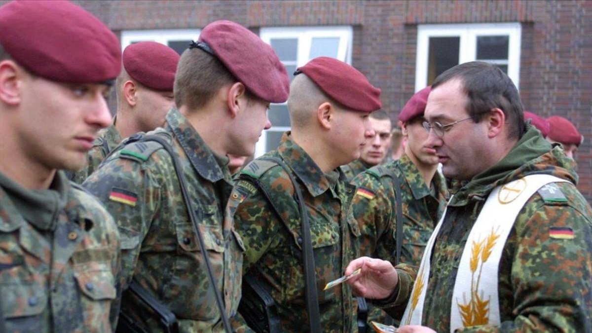Un capellán alemán da regalos a las tropas alemanas en el Norte de Alemania-JOERG SARBACH (AP)