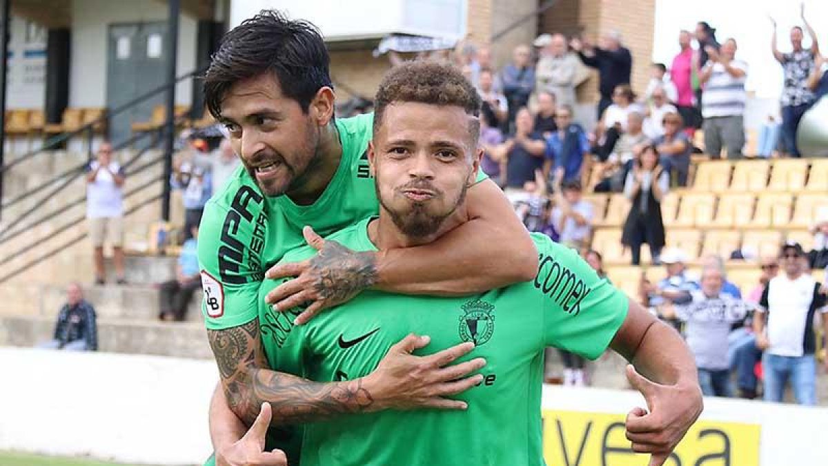 Pisculichi y Marcelo celebran el primer gol del brasileño.-BURGOS CF