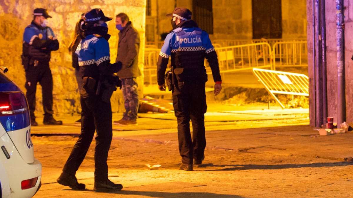 Policía Local durante un operativo nocturno en una imagen de archivo. ECB