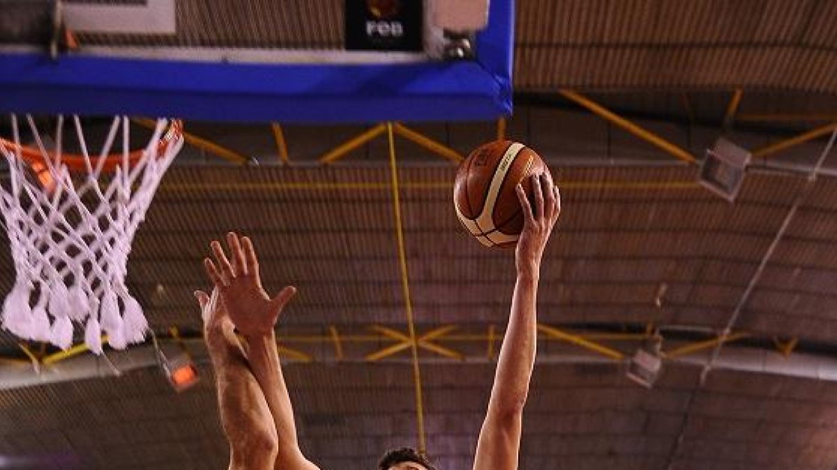 Huskic lanza por encima de Otegui en el Palencia-San Pablo de Liga Regular.-MARÍA GONZÁLEZ / CB MIRAFLORES