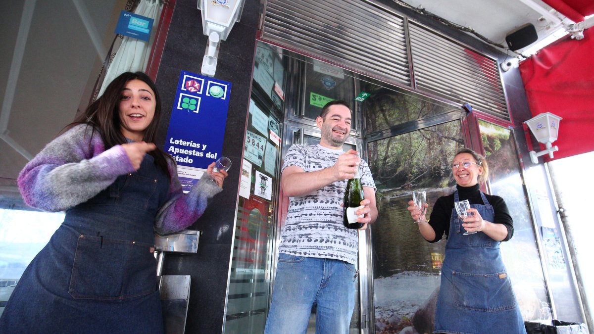 El bar El Moderno de Colombianos (Le?n), reparte treinta d?cimos del Gordo de Navidad
