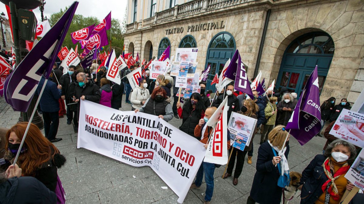 La manifestación del 1 de Mayo ha partido de la plaza del Cid pasadas las 12 de la mañana. TOMÁS ALONSO