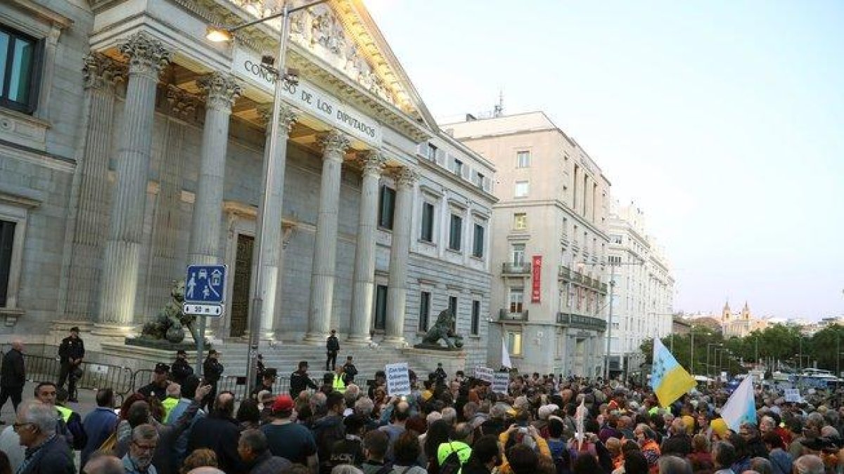 Pensionistas congregados ante el Congreso de los Diputados.-EFE