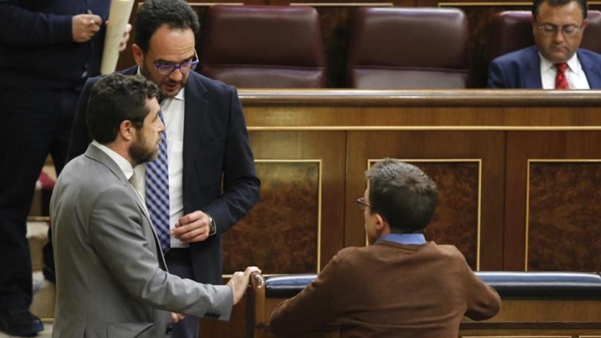 Íñigo Errejón (de espaldas) conversa con Antonio Hernando en el hemiciclo.-J.M. PRATS