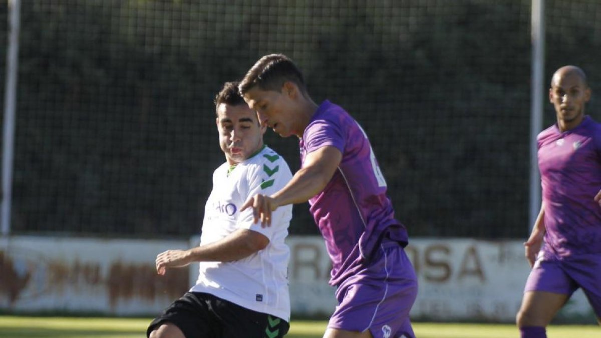 Lance del encuentro celebrado ayer en Villarcayo.-@REALRACINGCLUB