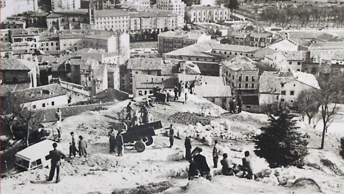Impresionante vista de los trabajos realizados para la construcción del mirador del Castillo.-Archivo Fotográfico Fede