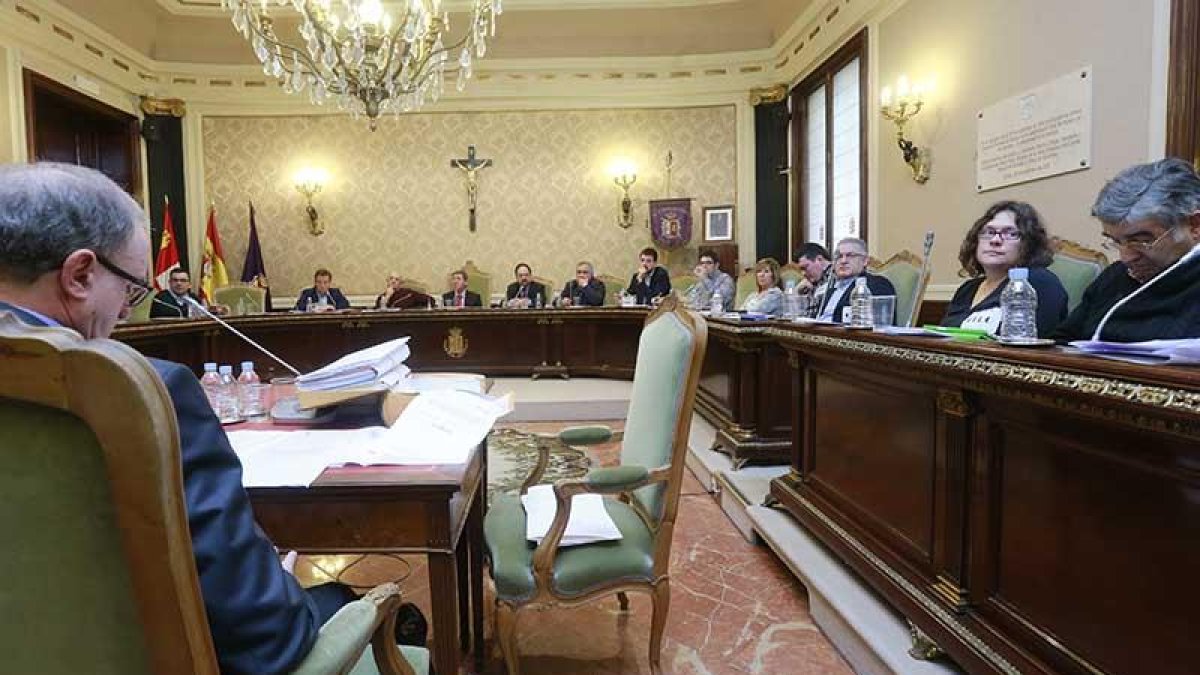Los diputados provinciales debaten una de las mociones durante el Pleno de ayer.-RAÚL G. OCHOA