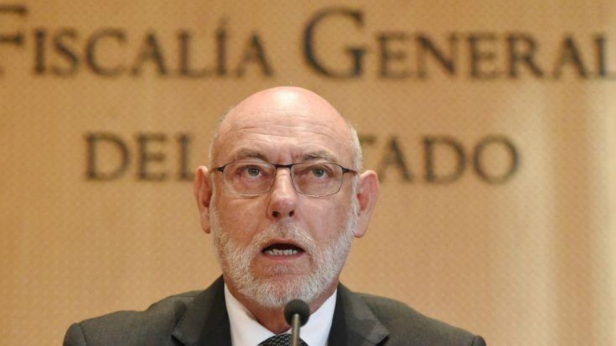 El fiscal general del Estado, José Manuel Maza,durante su comparecencia en la sede de la Fiscalía ante los periodistas.-FERNANDO VILLAR (EFE)
