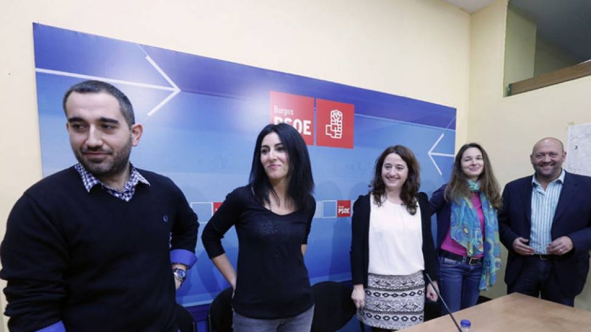 Peñalba, en el centro, con su equipo.-RAÚL G. OCHOA