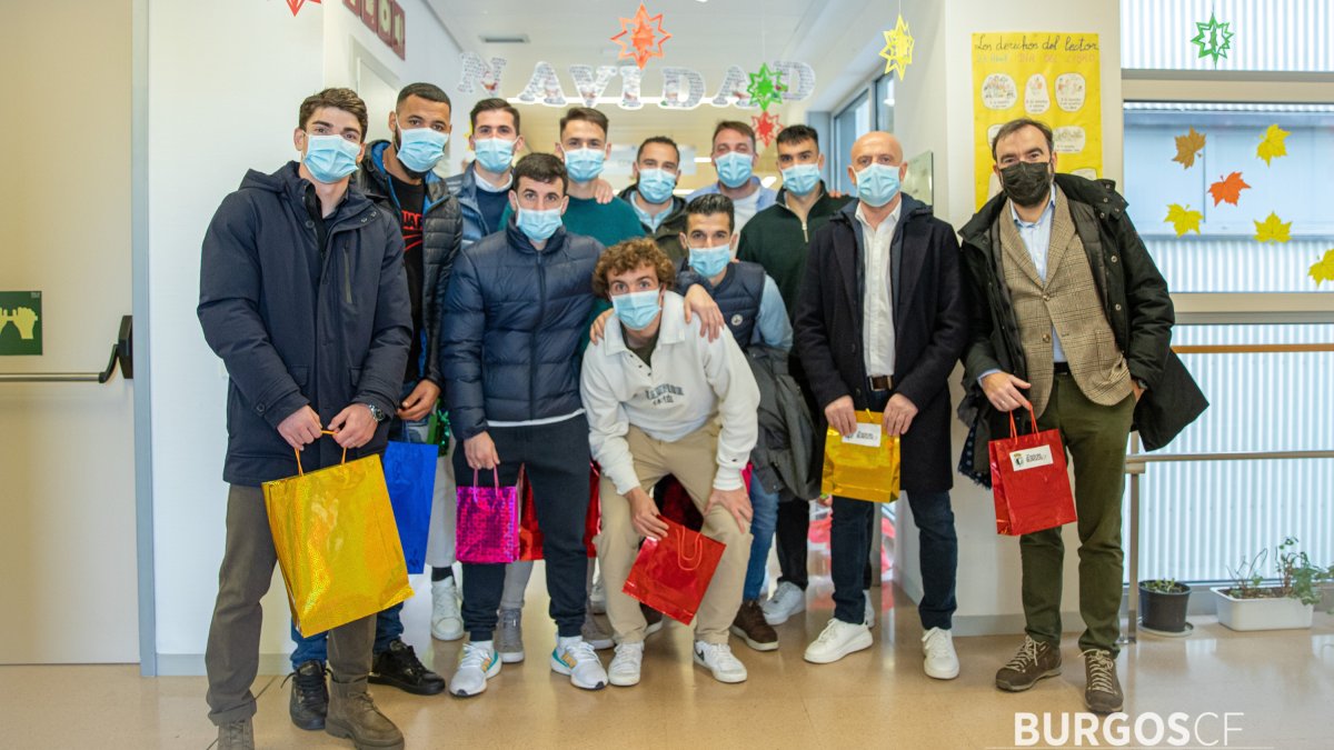 La plantilla del Burgos CF visita el HUBU. Burgos CF