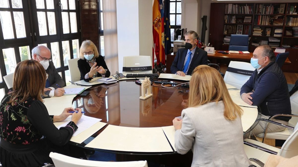 Los representantes de la UBU y del Ayuntamiento de Aranda se reunieron en el Rectorado. ECB