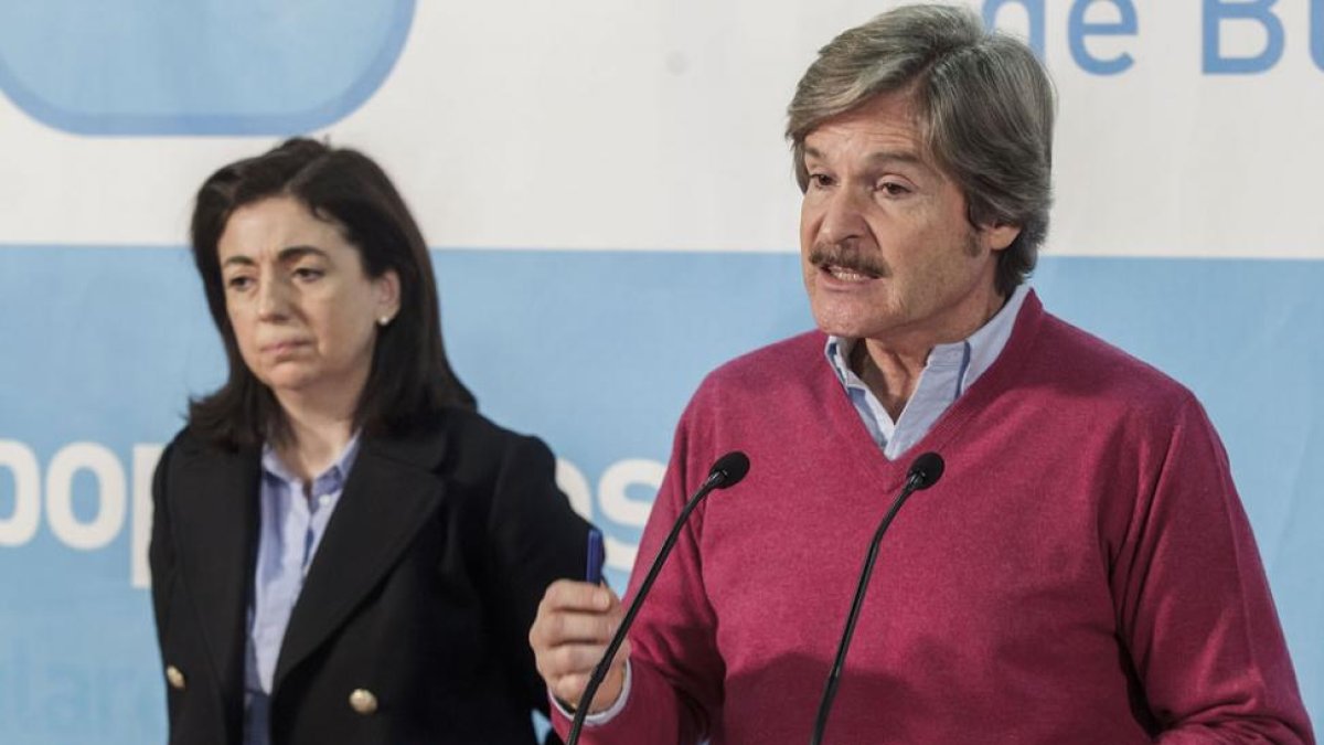 Los diputados Sandra Moneo y Jaime Mateu, ayer, en la comparencia de prensa.-SANTI OTERO