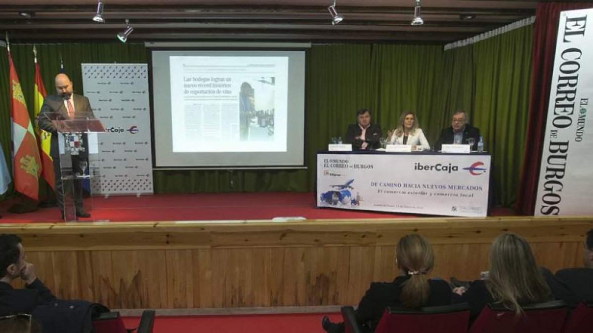 El Colegio San Gabriel fue el escenario del coloquio, donde participaron Alín Lucio-Villegas, Enrique Pascual y José Luis Olivella, moderado por el director de El Correo de Burgos, Ricardo García Ureta.-RAÚL G. OCHOA