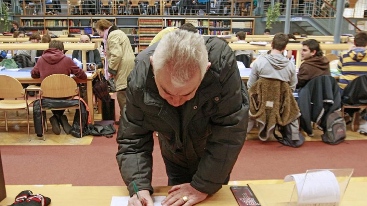 Imagen de la biblioteca del Teatro Principal.-ISRAEL L. MURILLO