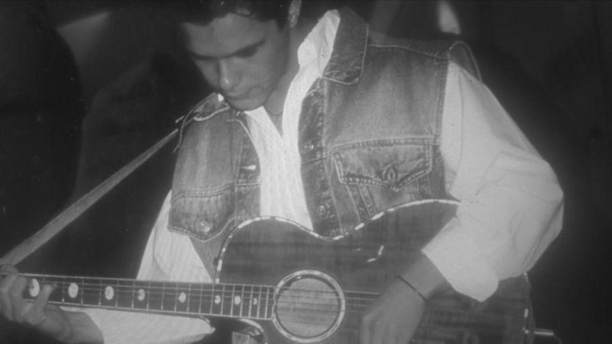 Alejandro Sanz, durante sus inicios como cantante y compositor. Imagen incluida en el libro de memorias #Vive.-AGUILAR