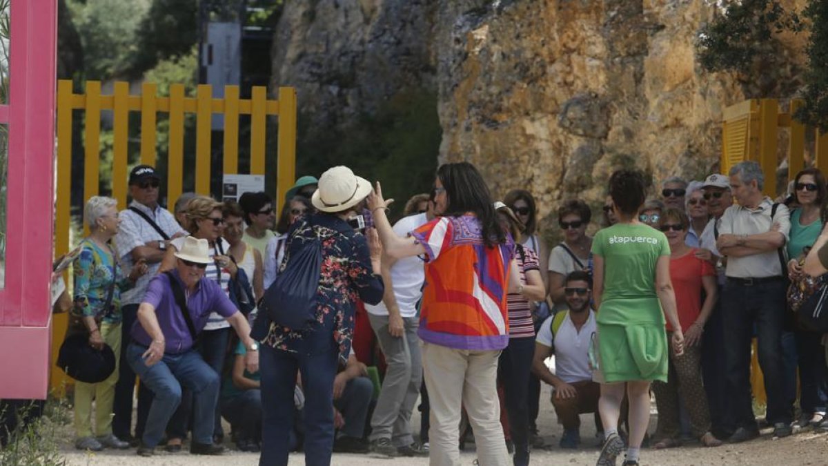 Llegada de turistas antes de iniciar la visita a los Yacimientos ubicados en la Trinchera del Ferrocarril.-RAÚL G. OCHOA