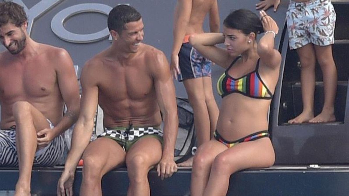 Cristiano Ronaldo y Georgina Rodríguez, durante una de las paradas del yate en el que navegaron por aguas de Formentera, el pasado día 8 de julio.-GTRES / ADRIANO ÁLVAREZ